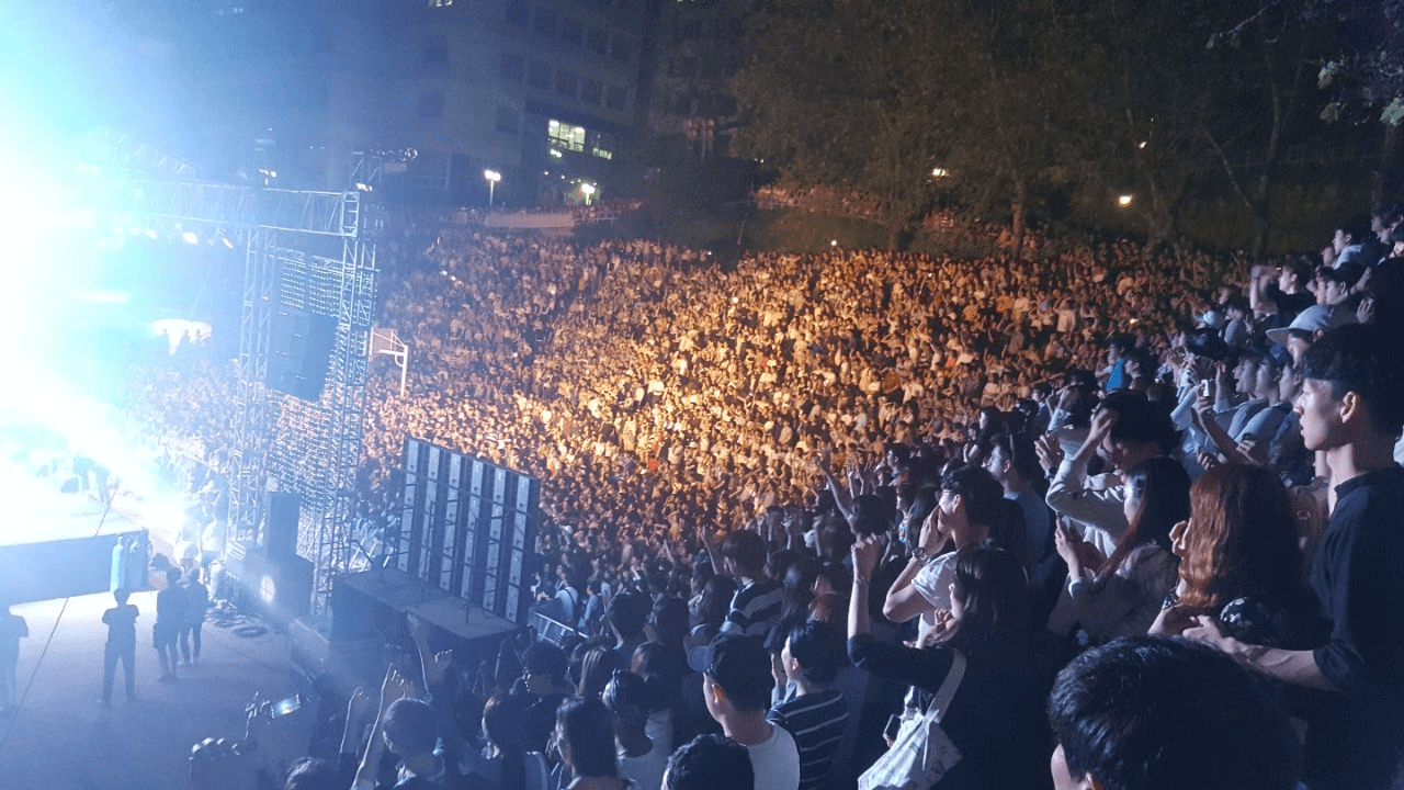 가장 큰 규모를 가지는 중앙무대를 관람중인 관객들을 담은 사진입니다. 중앙무대는 보통 초대가수 공연이 이어지는 장소이며, 사진 속 무대 바로 앞을 제외한 공간은 외부 방문객분들도 자유롭게 착석및 관람이 가능하기 때문에, 외부인 입장에서는 타 대학교 축제보다 가까운 거리에서 공연을 관람할 수 있다는 장점이 있습니다.
