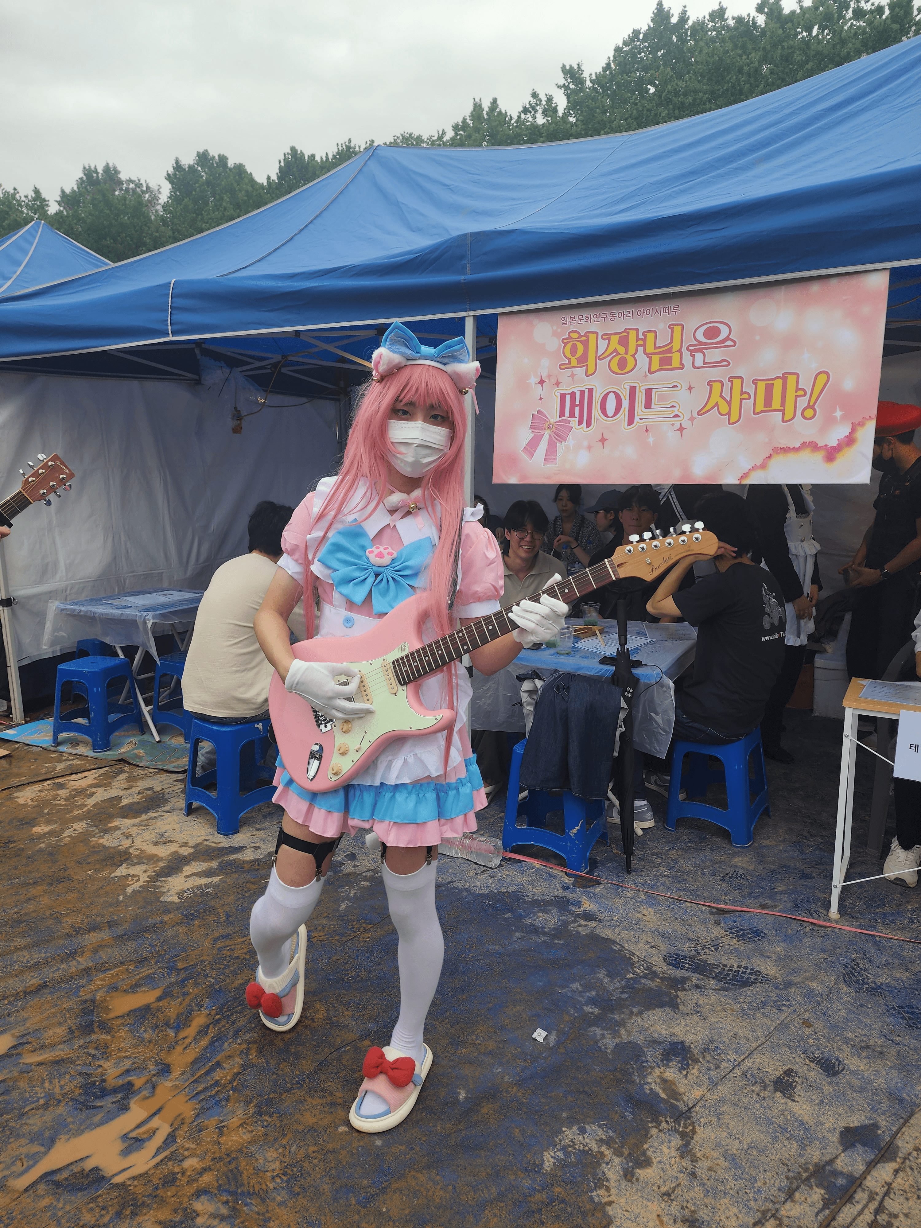 중앙 동아리 부스 중 메이드 카페를 운영한 일본문화 동아리의 모습을 담았습니다. 남녀를 가리지않고 많은 회원이 모두 메이드 복장을 하고 카페를 운영하였으며, 주점을 운영하지 않았음에도 많은 방문자를 모은 케이스로 올해 축제의 재밌는 이슈중 하나였기에 당사자의 허락을 받아 게시합니다. 