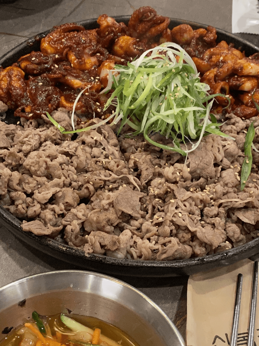 쭈구미와 우삽겹을 함께 먹을 수 있는 곳! 신복관이에요! 학교에서 다소 멀리 떨어져 있어서 누군가의 생일이거나, 좀 멀리 나가서 놀고 싶을 때, 아니면 시험이 끝났을 때 가는 곳이랍니다! 쭈구미와 우삽겹이 나오는 우쭈세트를 시키면 묵사발같은 맛있는 기본 반찬도 정말 많이 나와요! 마지막 화룡점정은 치즈 볶음밥이죠 ㅎㅎ. 실제로 치즈를 올려주시고 바로 앞에서 불로 구워주신답니다. 연세대학교 국제캠퍼스에서 생활한다면 꼭 한번 가봐야하는 식당이죠!
