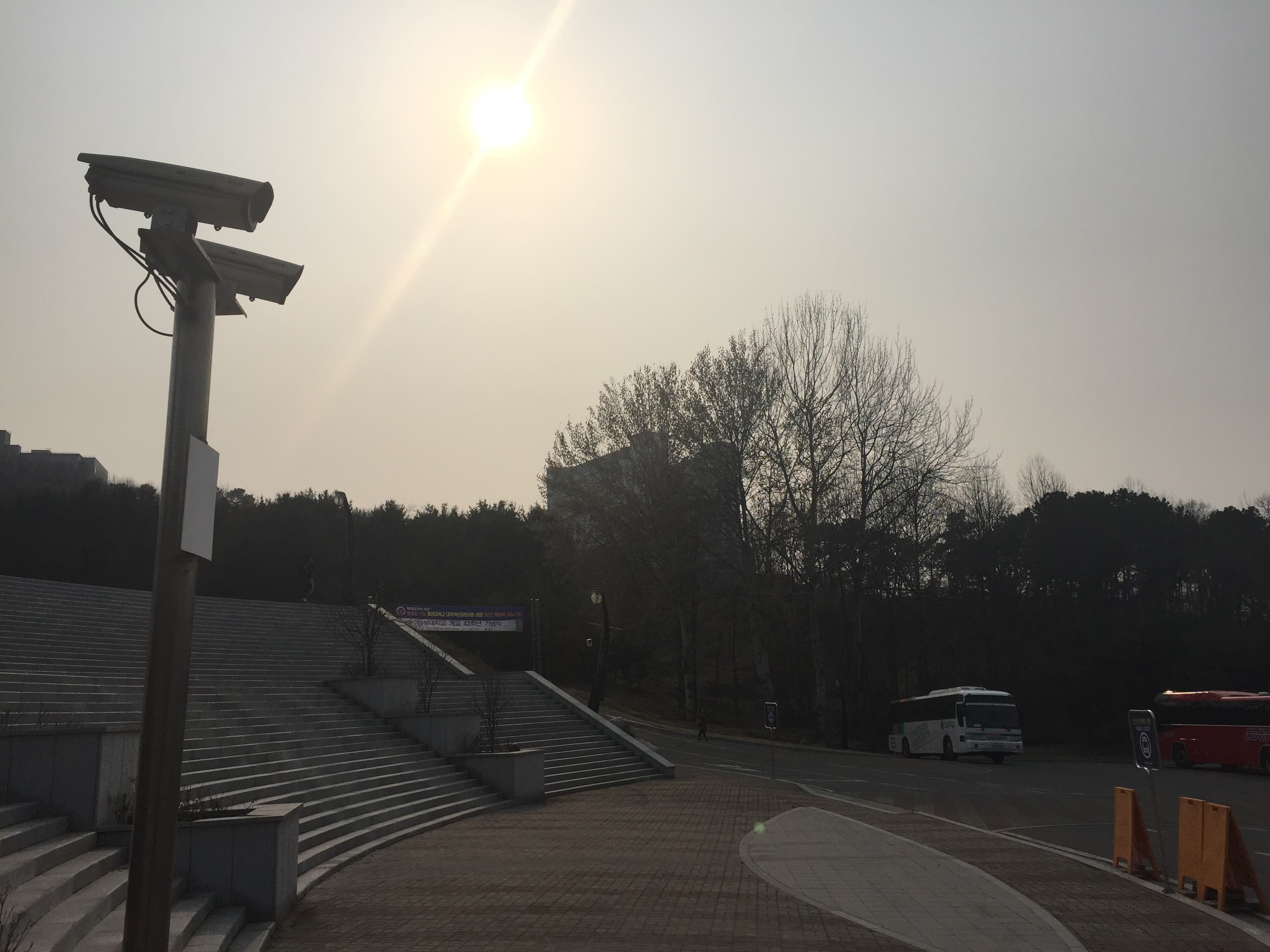 학교의 입구입니다. 이 날 따라 왠지 굳건히 서 있는 CCTV가 멋있어 보여서 찍었던 사진이에요. 저도 이 날 무슨 감성이었는지... 예쁘기라도 했으면 몰라…