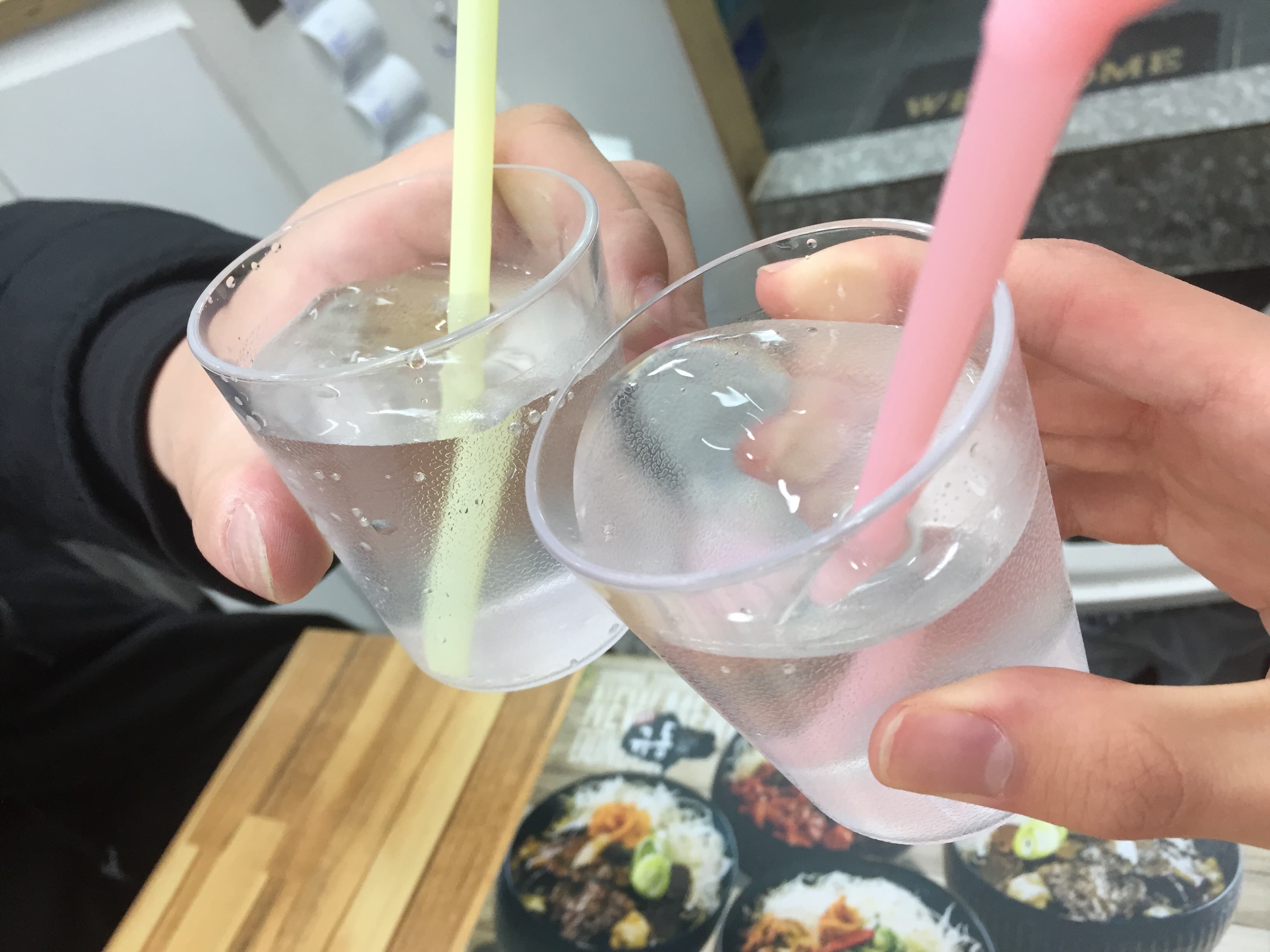 학교 근처에 있는 돈가스 집입니다. 가성비가 좋아서 자주 가곤 했어요. 물 사진을 찍은 이유는, 물을 한 번 맛있어 보이게 찍자는 제안이 나와서 이렇게 찍었습니다. 여러분들! 문예창작학과 학생들은 평소엔 얌전한데 가끔 이런 특이한 모습을 보이기도 한답니다.