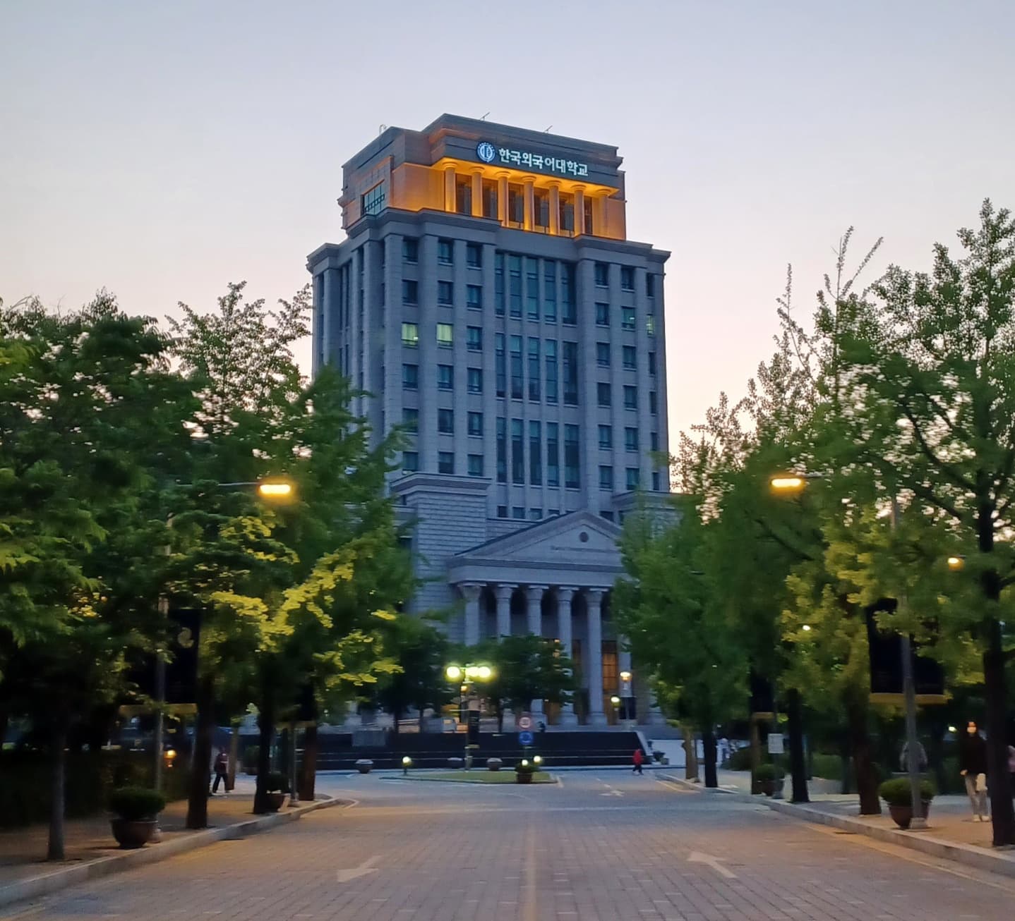 외대앞역 1번 출구에서 나오면 멀찍이서도 보이는 외대 본관의 운치✨ 본관을 따라 가로수가 즐비해 있고 밤이 되면 본관에 조명이 켜집니다.