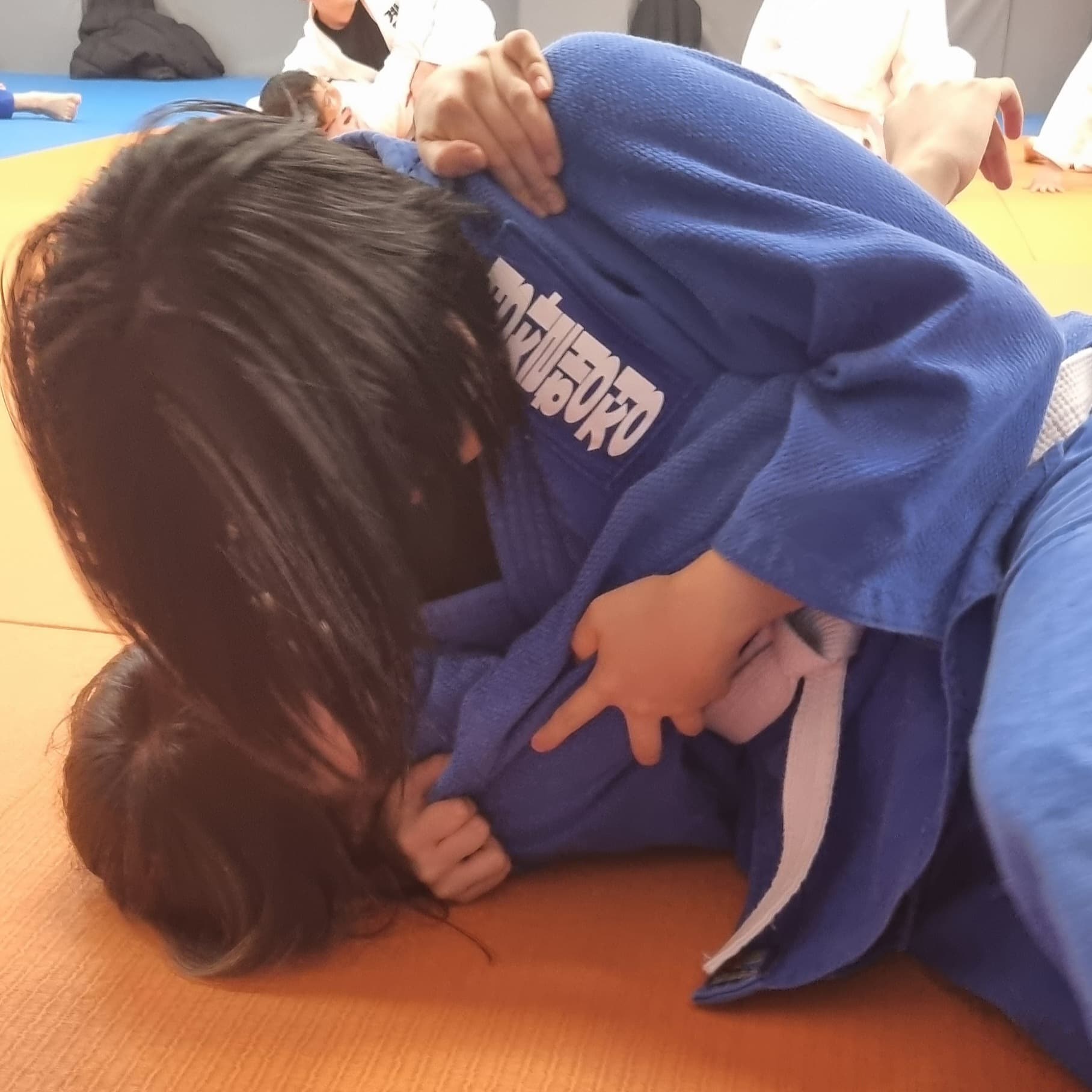 게명대학교 경찰행정학과의 지정 무술, 유도! 신입생들만 참여하는 저녁 유도는 물론, 경찰행정학과 전공 수업으로 무술, 유도 연습이라는 이름으로 유도를 진행하게 됩니다. 유도 수업을 일정 기간 수강하고 심사를 보면 단증도 취득할 수 있답니다.