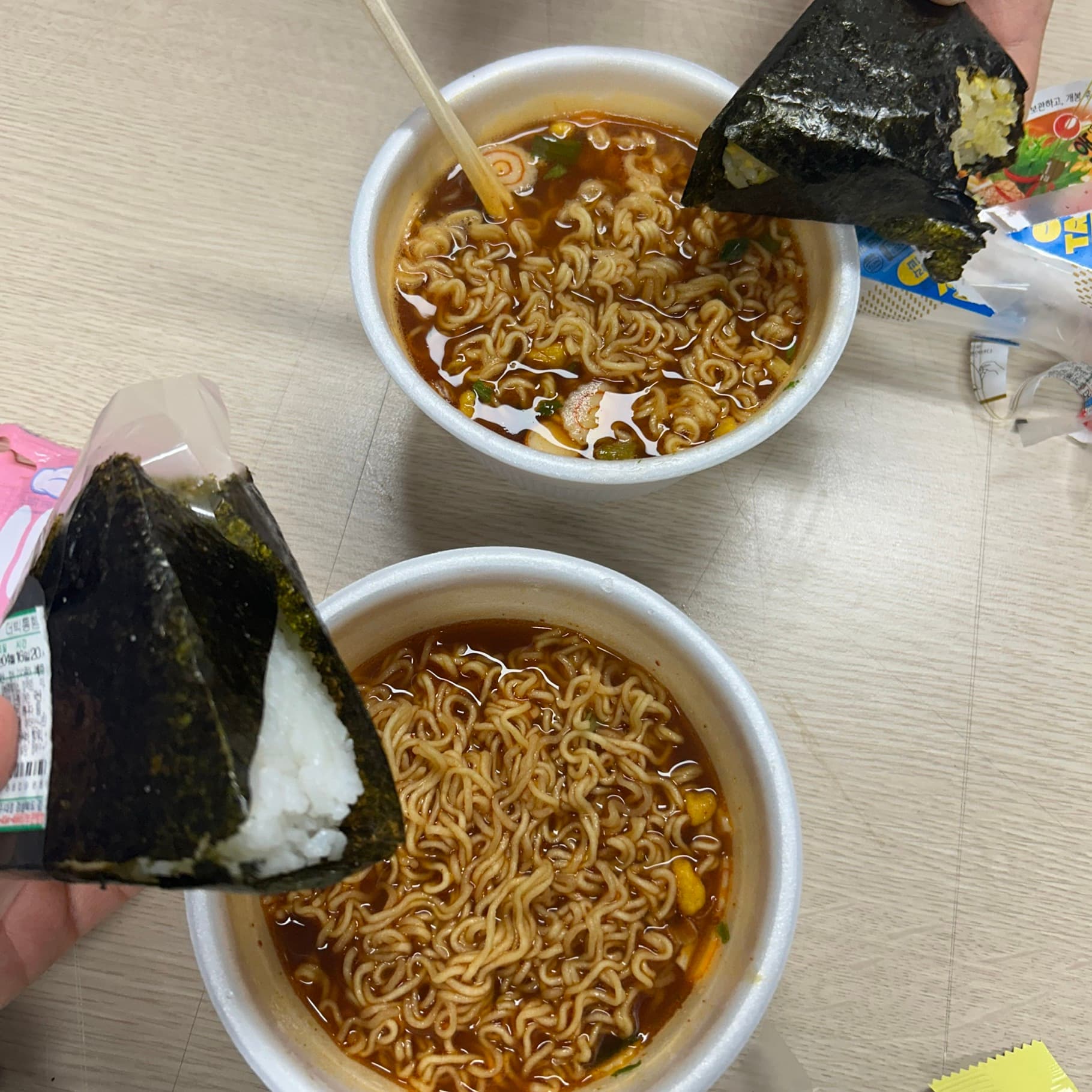과방에서 먹는 라면 (츄베릅)