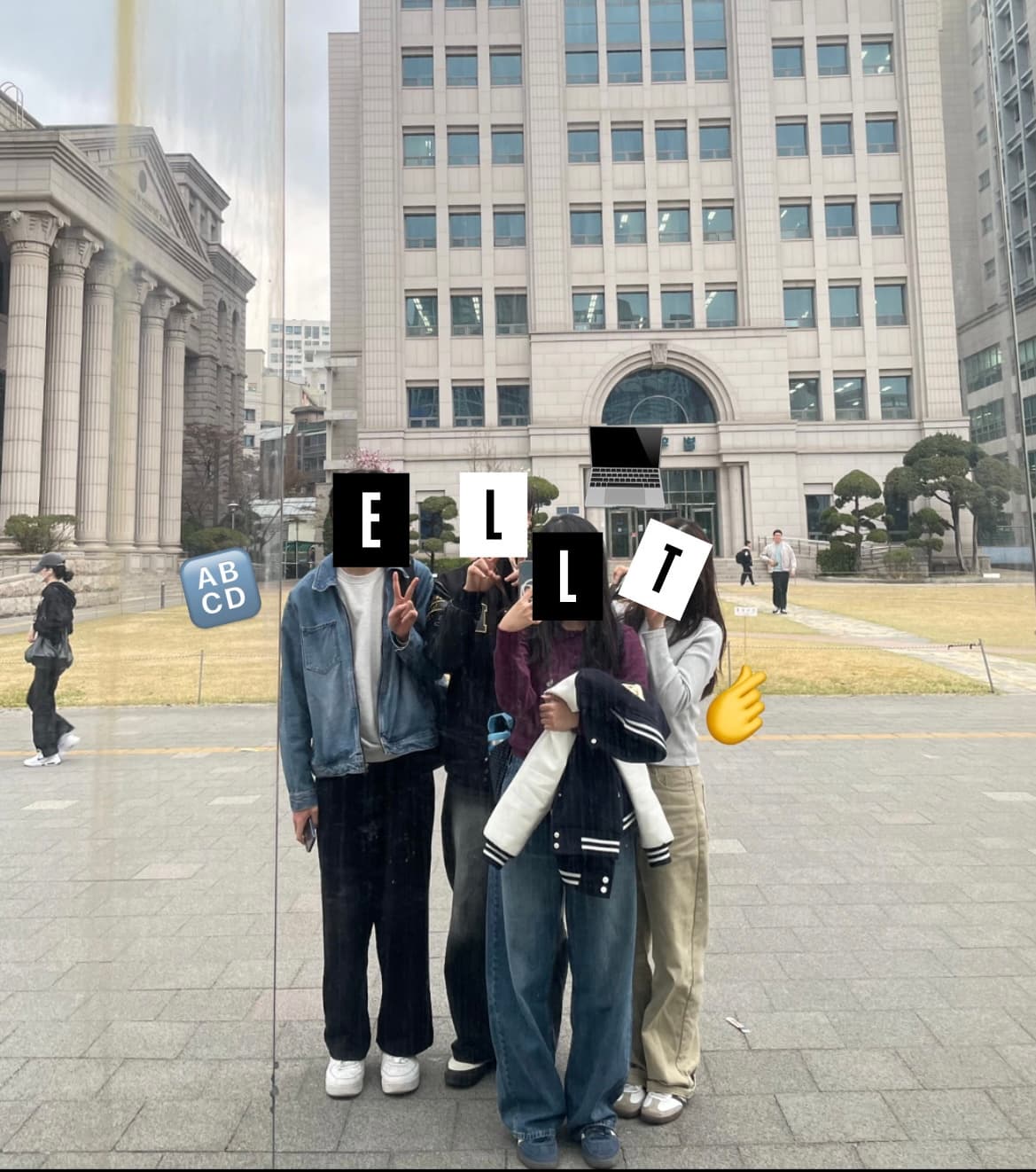 외대생 특: 본관 앞 ‘진실의 거울’ 지나갈 때 무조건 카메라 켬!📸
거울아 거울아, 외대에서 가장 미래지향적인 학과는 어디니? 정답은 당연히 ELLT입니다!🤖🔥
강의 가기 전 엘트 4인방이 뭉친 이곳, 근데 왜 하필 ‘진실의 거울’일까요?