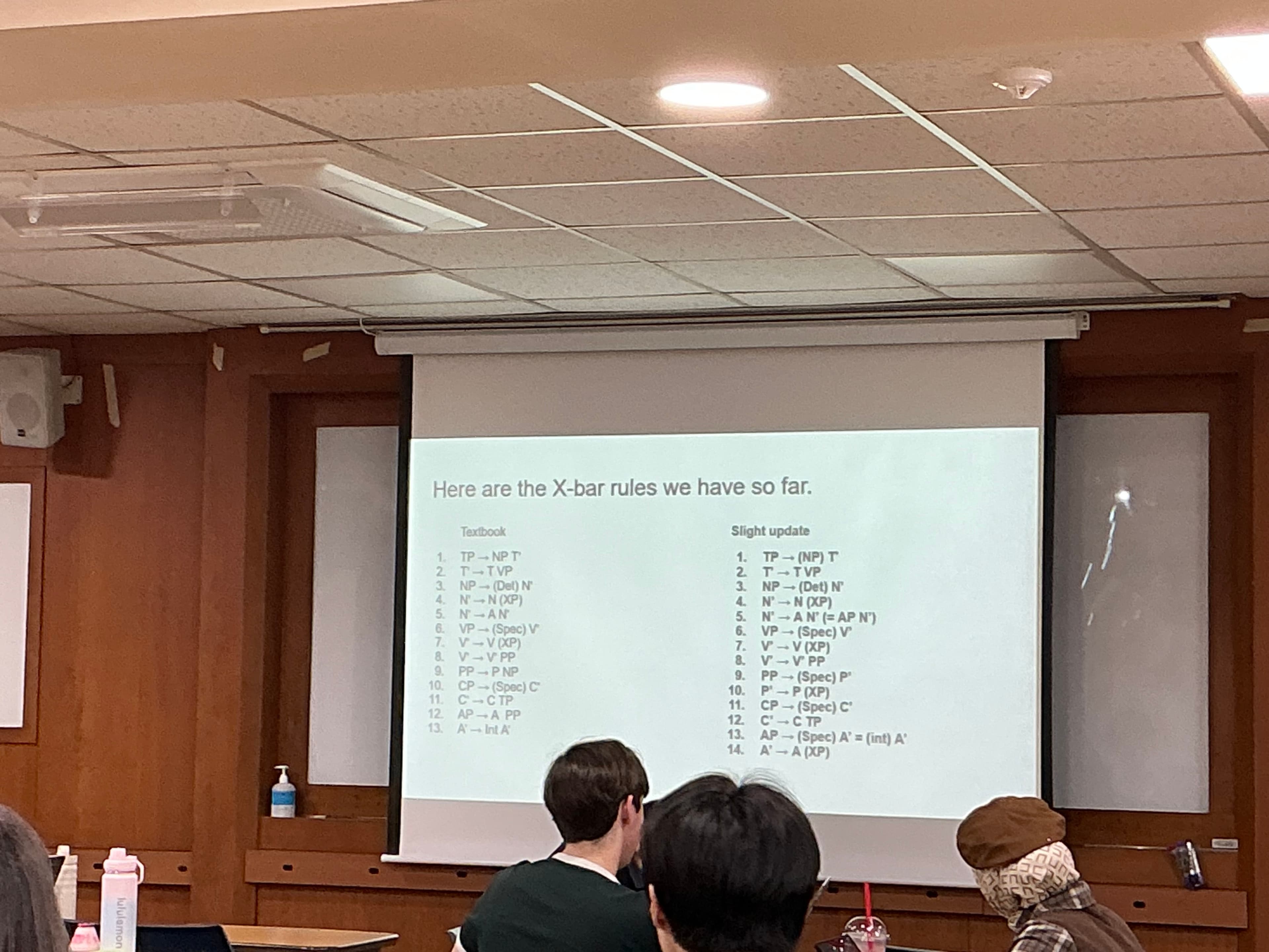 이 수업도 전공 수업인 영어학개론인데요, 매 수업마다 다른 팀원들로 구성되서 이론을 주체적으로 배울 수 있는 기회를 얻어요. 자세한 설명은 전공과목 소개 칸에서 살펴보세요!