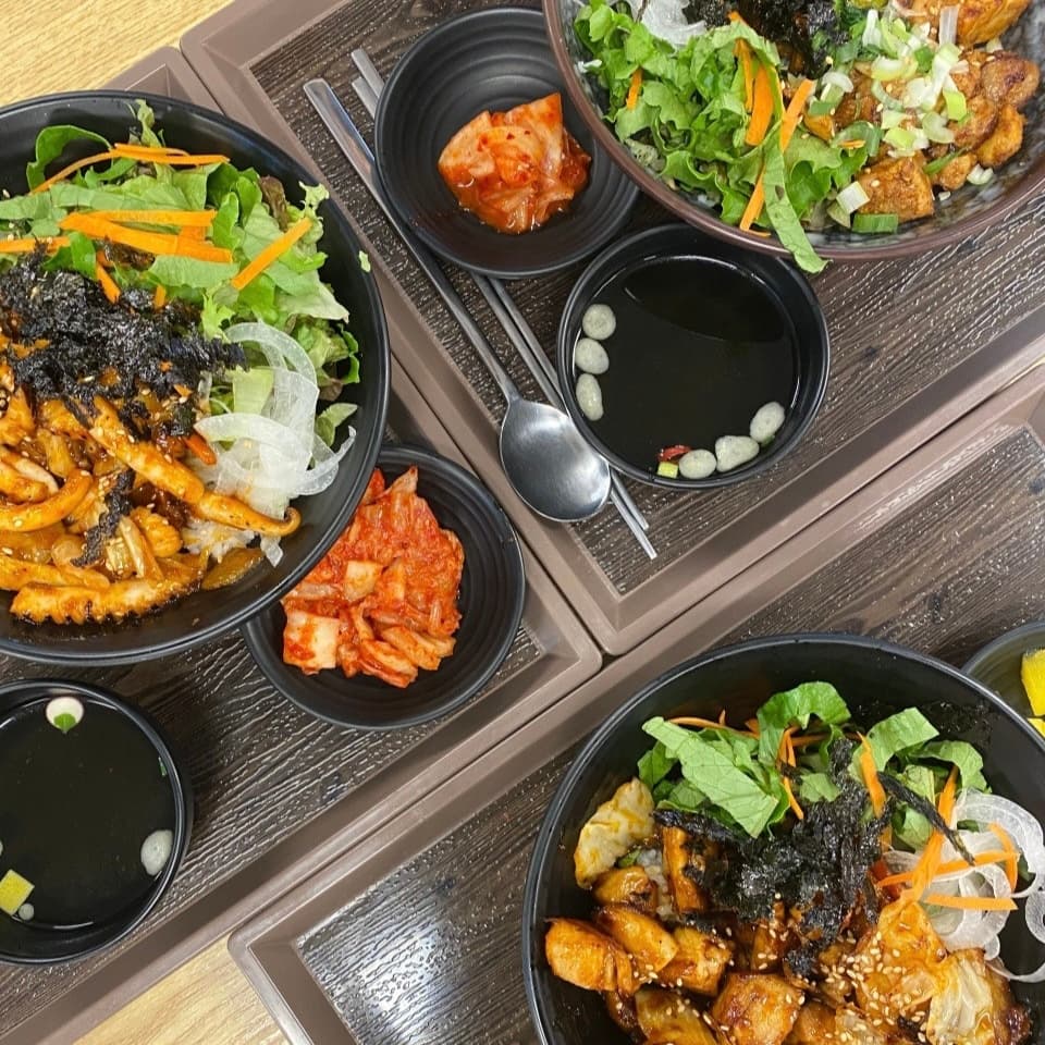 새내기의 로망하면 빠질 수 없는 것은 학식이죠? 돈까스부터 쌀국수, 덮밥까지! 수업에서 친해진 친구들과 손 붙잡고 학식 먹으러 가는 길~ 학식과 함께라면 첫 만남은 그렇게 어렵지 않아!
